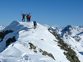 Curso de iniciación a la montaña hivernal Curso de iniciación a la montaña hivernal