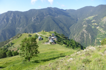 Nous montons en quittant le village d´Aixàs.