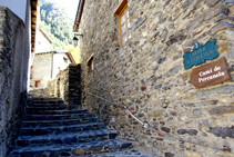 Nous montons les escaliers de la rue du Querol.