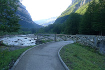 Pont sur la rivière Arazas.