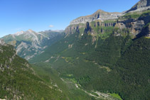 Vallée d´Ordesa (O) depuis le Mirador de Calcilarruego.