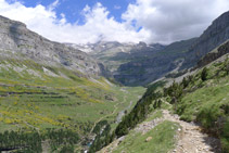 Vous pouvez aussi voir à tout moment le chemin qui avance dans le fond de la vallée.