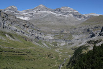 Les trois sœurs : le Cylindre de Marboré (3325 m), le Mont-Perdu (3355 m) et l’Añisclo (3257 m).