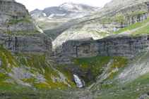 La cascade de la Queue de Cheval est maintenant bien visible au fond de la vallée. 