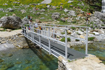 Pont métallique sur la rivière Arazas.