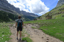 Cabane de berger à droite.