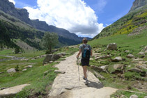 Continuer à avancer par le sentier bien balisé.