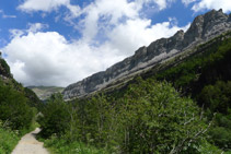 Sentier dans la vallée d´Ordesa.