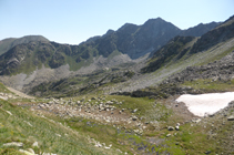 Dépôt de roches dans la vallée sous le pic du Port de Font Negra et le pic de l´Esquella.