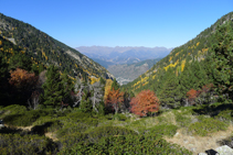 Vue vers l´arrière (nord-ouest) : la vallée de Perafita, par laquelle nous sommes montés.