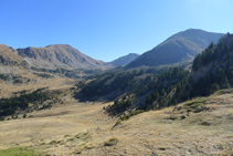 Vues vers le sud-est : au fond le Tossal de la Truita ou pic de Perafita (2752 m), le col de Claror et le Monturull (2759 m).