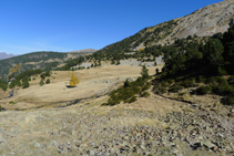 Nous longeons le flanc de la montagne en direction du nord-est.