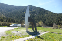 Grande sculpture à l´entrée de la zone de pique-nique de la Font de la Closa.