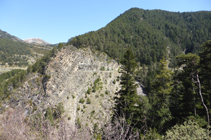 Contrefort rocheux par lequel passe le chemin.