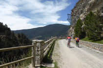 Cyclistes sur le chemin des Pardines.