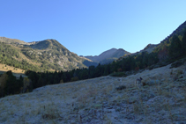 Nous avançons sur un sentier de montagne.