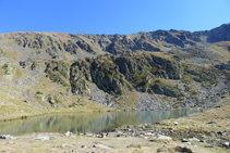 Lac de l´Estanyó et le cirque des montagnes qui l´entourent.