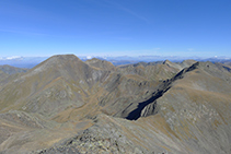 Crête unissant le pic de l´Estanyó au pic de La Cabaneta (2863 m), la colline d´Els Meners et le pic de La Serrera (2913 m).