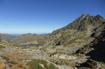 Lac Negre de Juclar et pic de Rulhe depuis le col de Juclar.