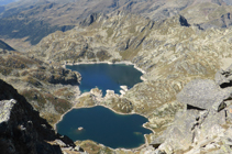 Les lacs de Juclar au pied de la pyramide du pic d´Escobes.