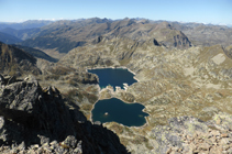 Les lacs de Juclar depuis le sommet d´Escobes.