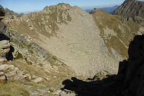 Descente sur la pente herbeuse.