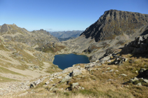 Vues spectaculaires du lac de l´Alba et du pic de l´Alba depuis le col.