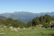 Vues sur l´ouest avec la chaîne montagneuse d´Enclar et le Salòria dans le fond.