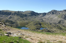 Le cirque et les lacs d´Ensagents depuis le col d´Entinyola.