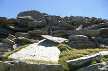 Énormes dalles de granit en descendant de l´Alt del Griu.