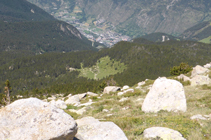 La clairière éclatante avec le village d´Encamp au fond de la vallée.