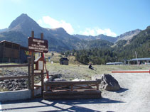 Au niveau du premier lac de Pessons, il y a un restaurant avec une terrasse fabuleuse.