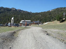 La large piste part en direction de la télécabine.