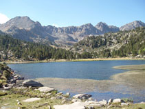 Premier lac de Pessons avec les montagnes qui entourent le cirque devant nous.