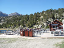Le bar avec la terrasse à côté du lac de Pessons.