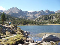 Nous contournons le premier lac de Pessons.