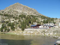 Le restaurant au pied du pic Baix del Cubil (2704 m).