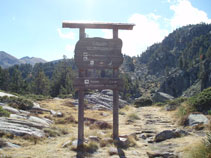 Croisement du GR 7 pour aller vers le col de Montmalús.