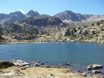 Lac Rodó avec le pic de Ribuls et le pic de Pessons au fond.