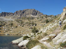 Le sentier longe le lac par la droite.