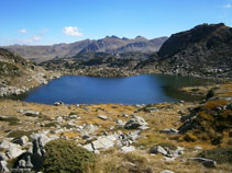 Vue du lac de Meligar depuis la montée vers le lac de Les Fonts.