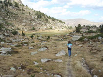 Plaine avec une petite lagune.