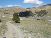 Jonction avec la piste principale et descente vers le parking.