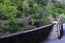 Pont en bois traversant la rivière.