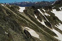 À certains endroits, vous pouvez observer le versant nord du cirque de Pessons et le chemin que vous devrez prendre afin de descendre vers les lacs.