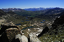 Vous entamez la descente vers les lacs de Pessons.