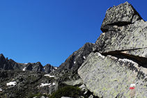 Regardez derrière vous. Marque blanche et rouge du GR.