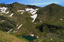 En regardant en arrière, vous pouvez contempler le lac et le refuge de Cabana Sorda.