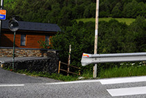 Chemin qui quitte la route et traverse la rivière Valira du Nord.