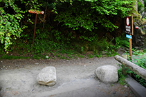 Traversez la rivière sur le pont de Les Mines et suivez les balises du GR.